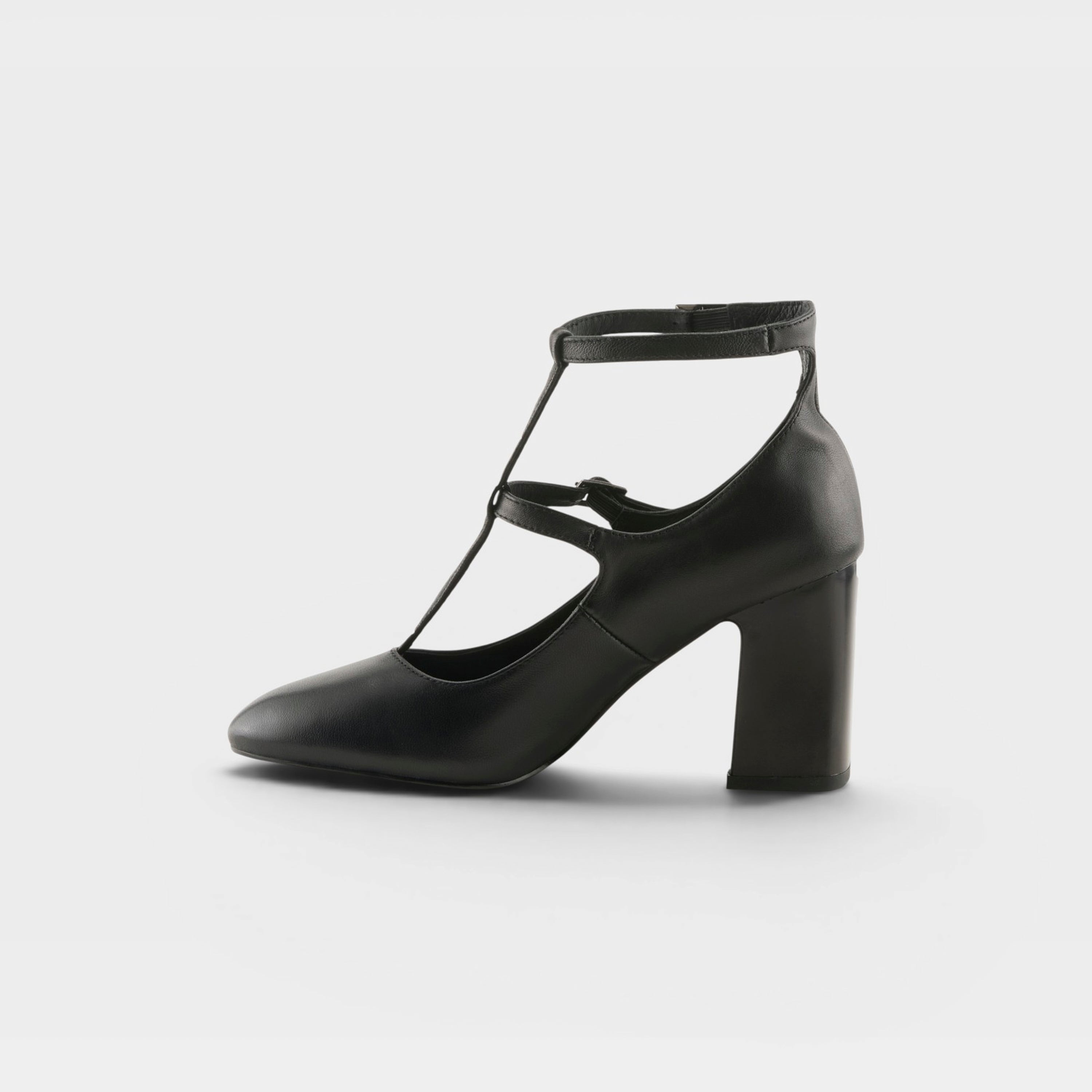 Azura Aguilera Black Shoe