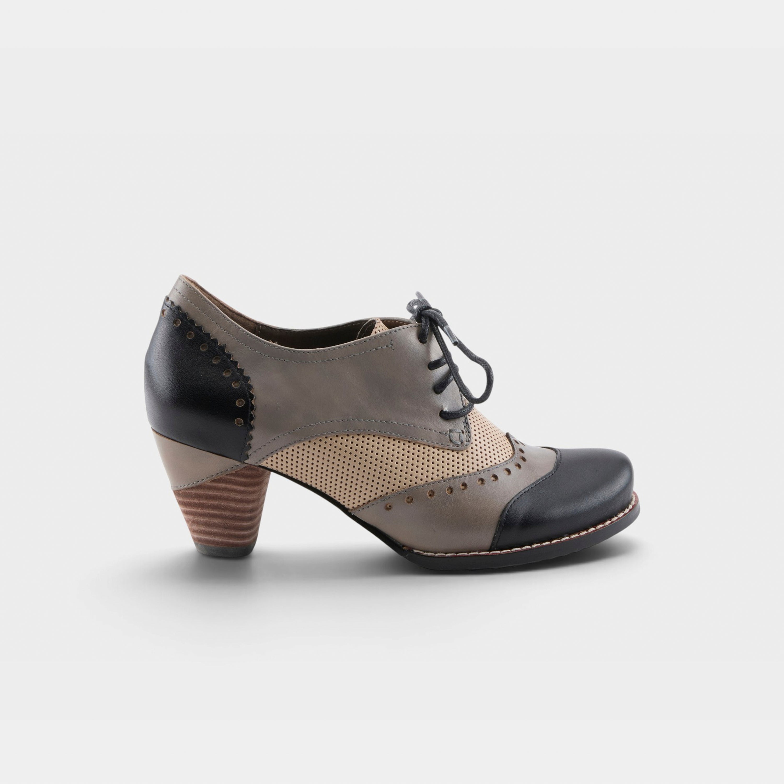 L'Artiste Bardot pumps in Black, hero view