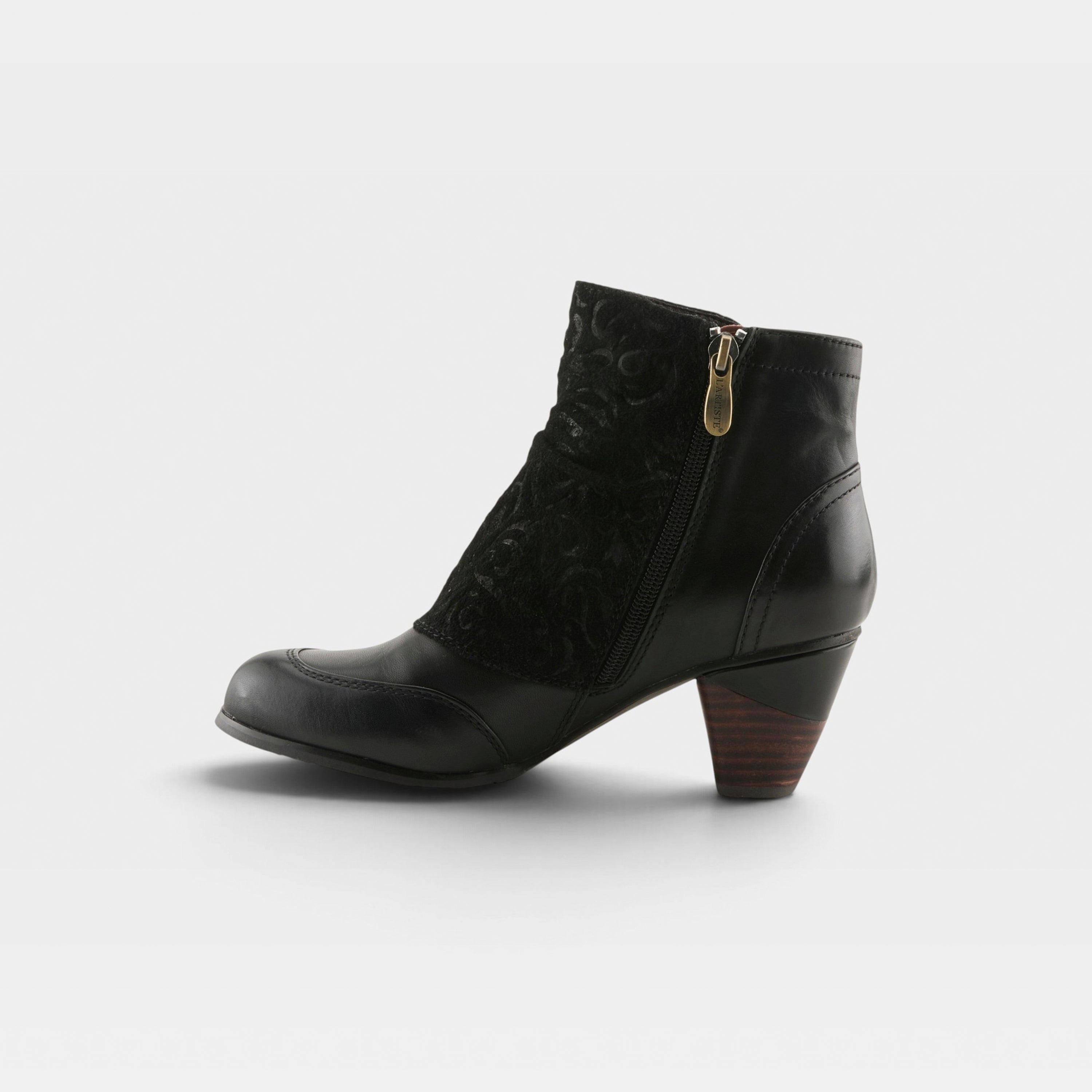 L'Artiste Belgard boots in Black, side view