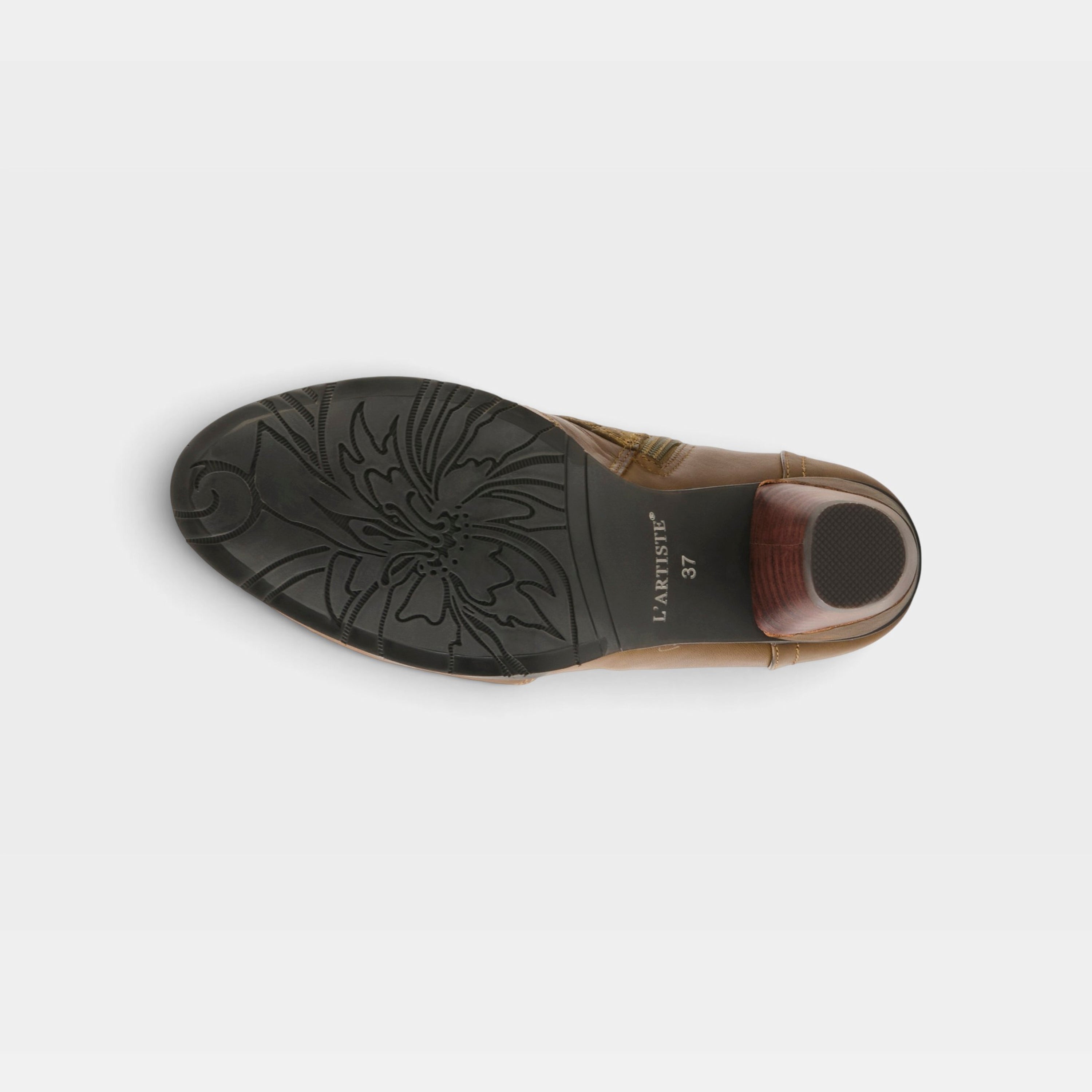 L'Artiste Belgard boots in Olive, outsole view