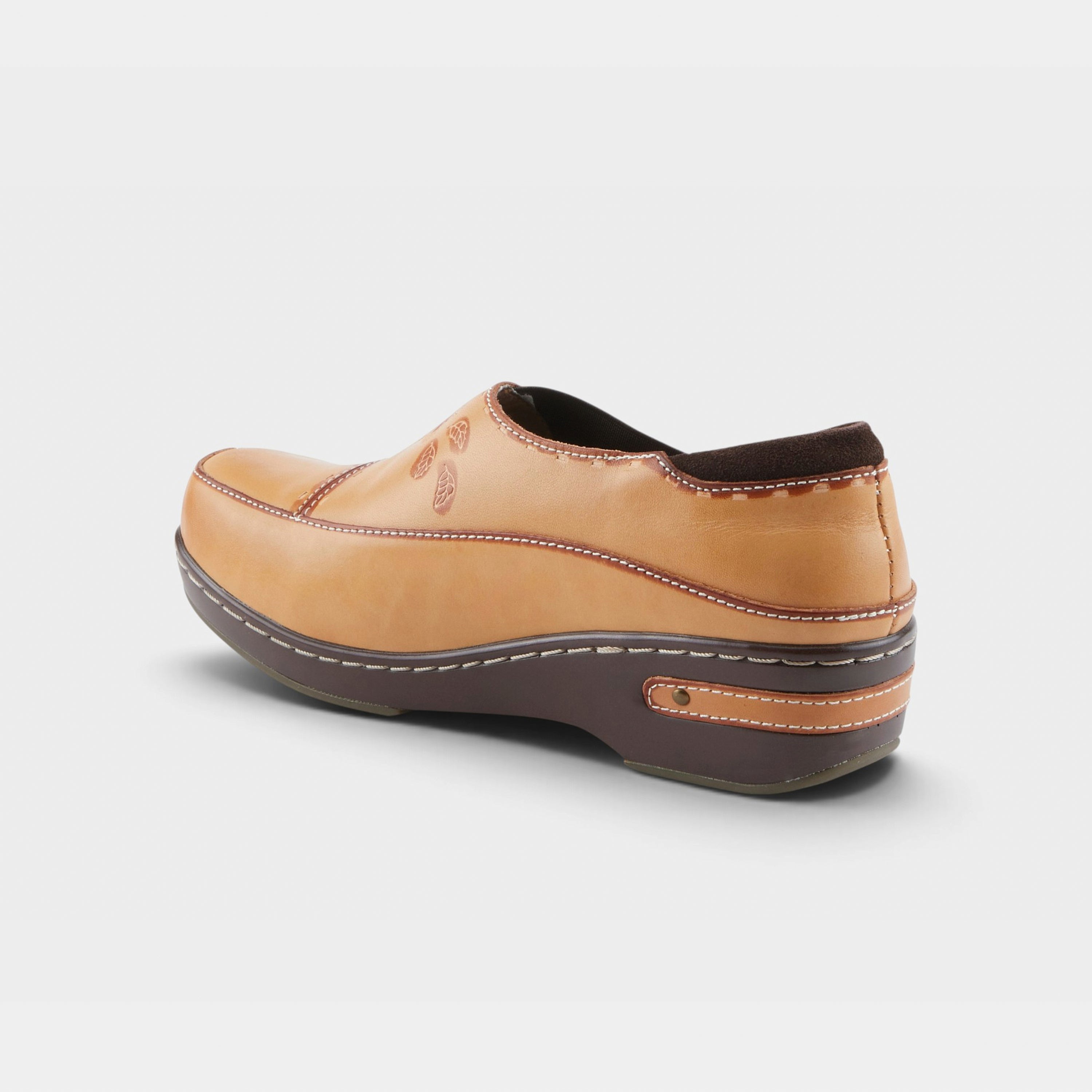 L'Artiste Burbank clogs in Natural, alternate angle view