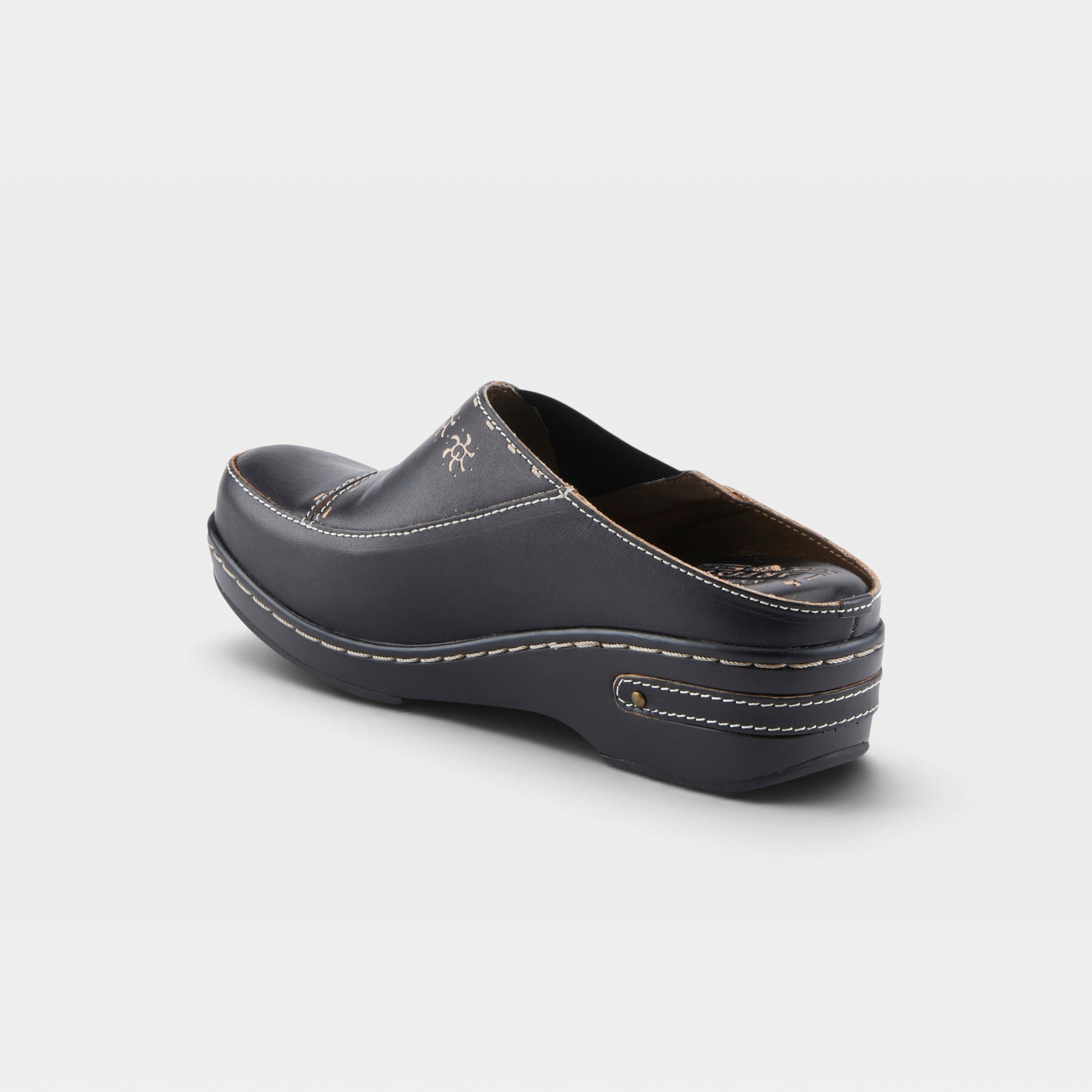 L'Artiste Chino clogs in Black, alternate angle view