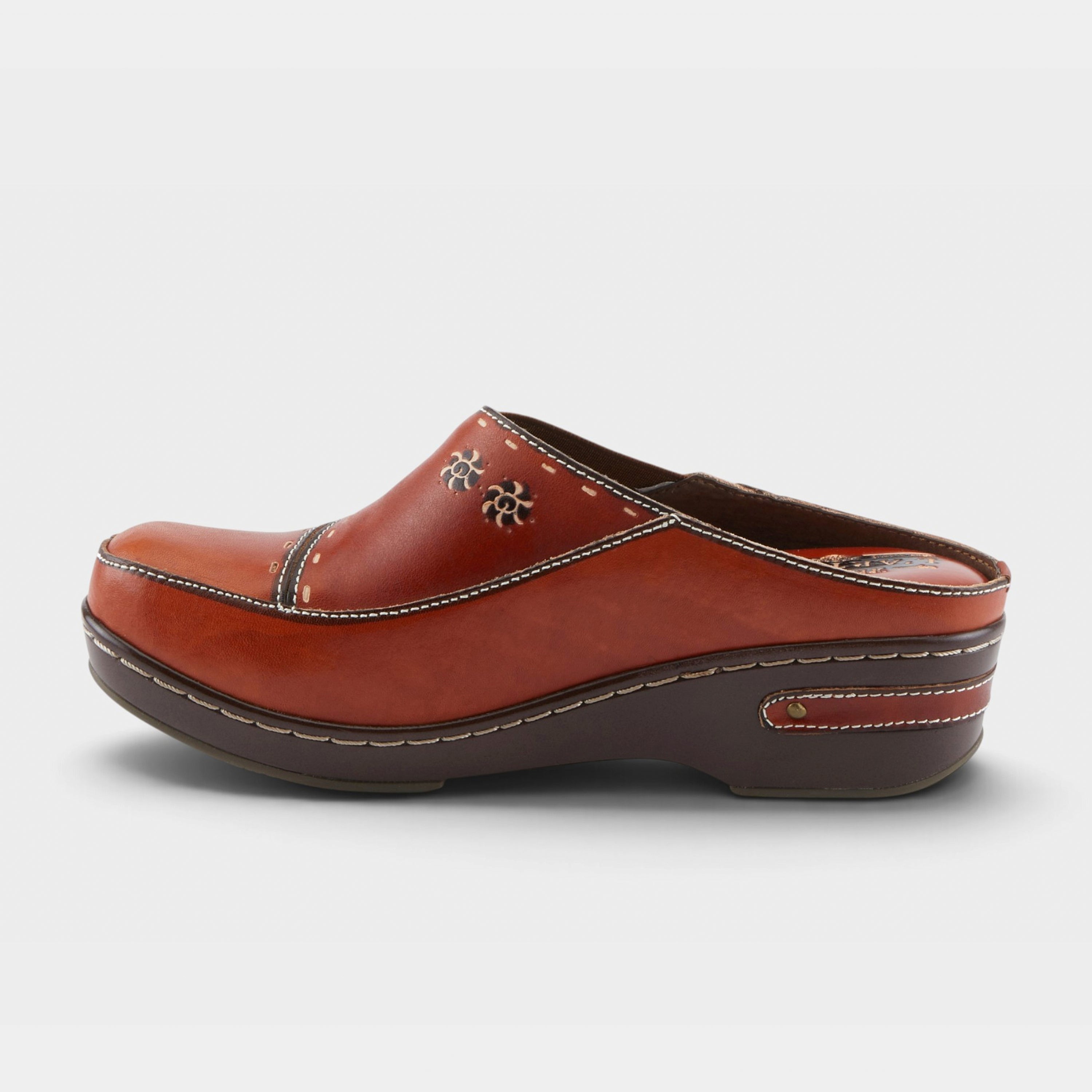 L'Artiste Chino clogs in Camel, side view
