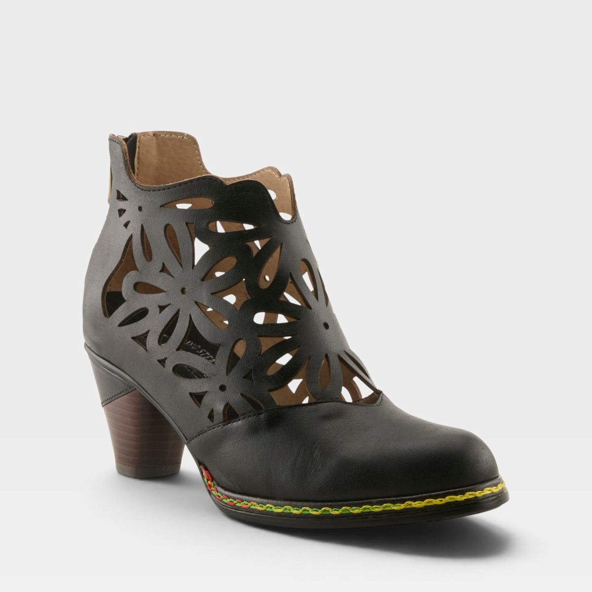 L'Artiste FEELINFREE SHOOTIES in B, front view