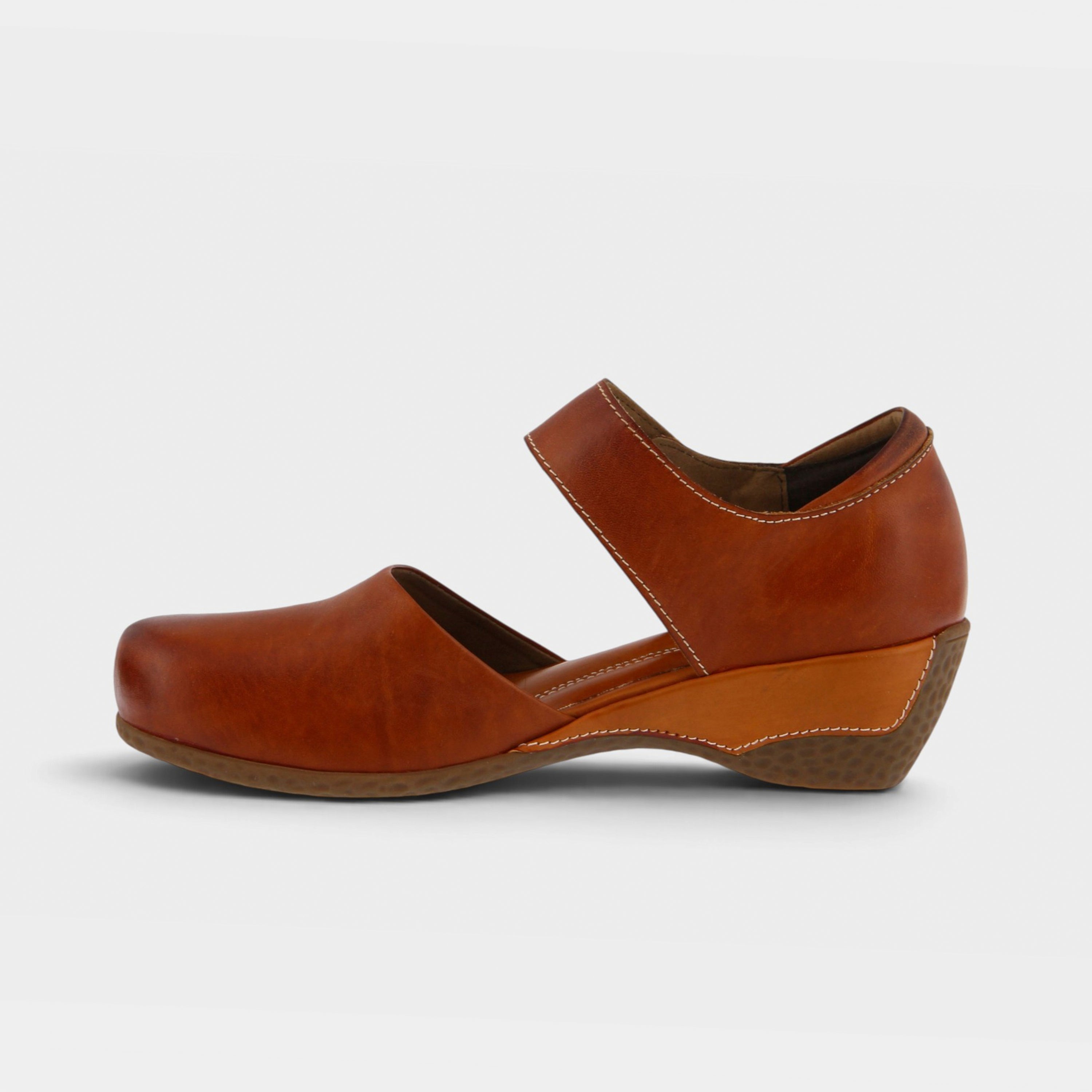L'Artiste Gloss Mary Jane shoes in Camel, side view