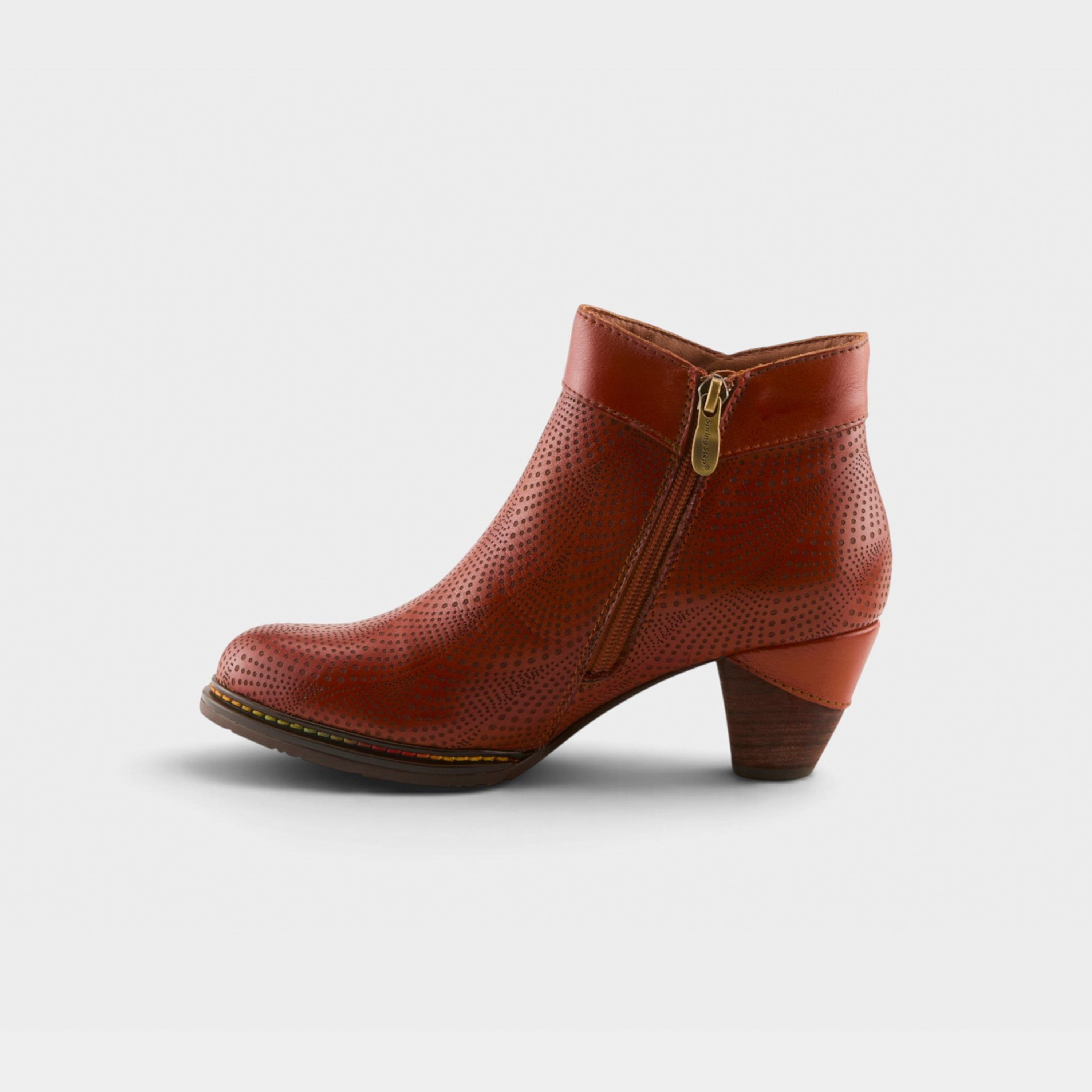 L'Artiste Guevara boots in Camel, side view