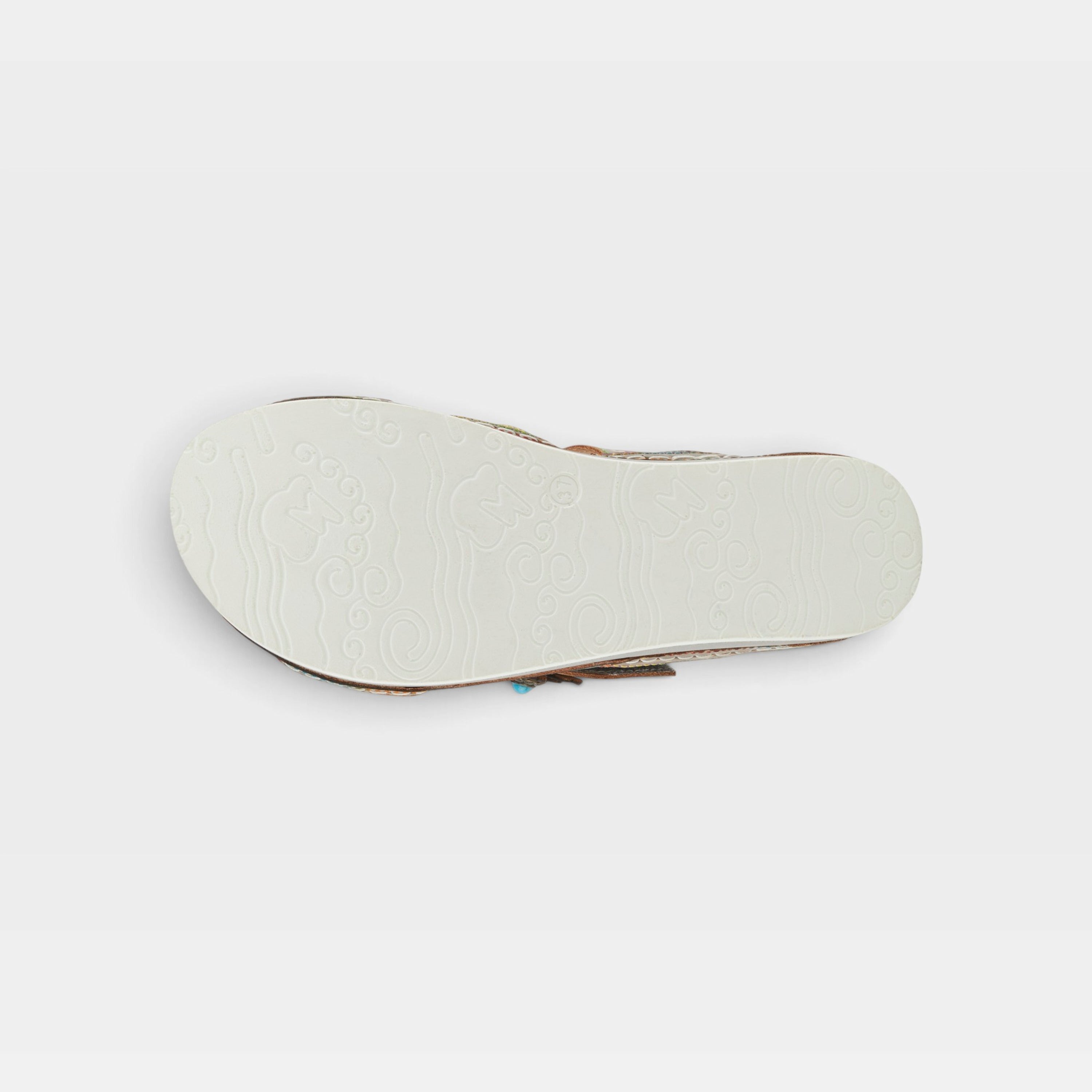 L'Artiste Pillow-Soft sandals in Grey Multi, outsole view