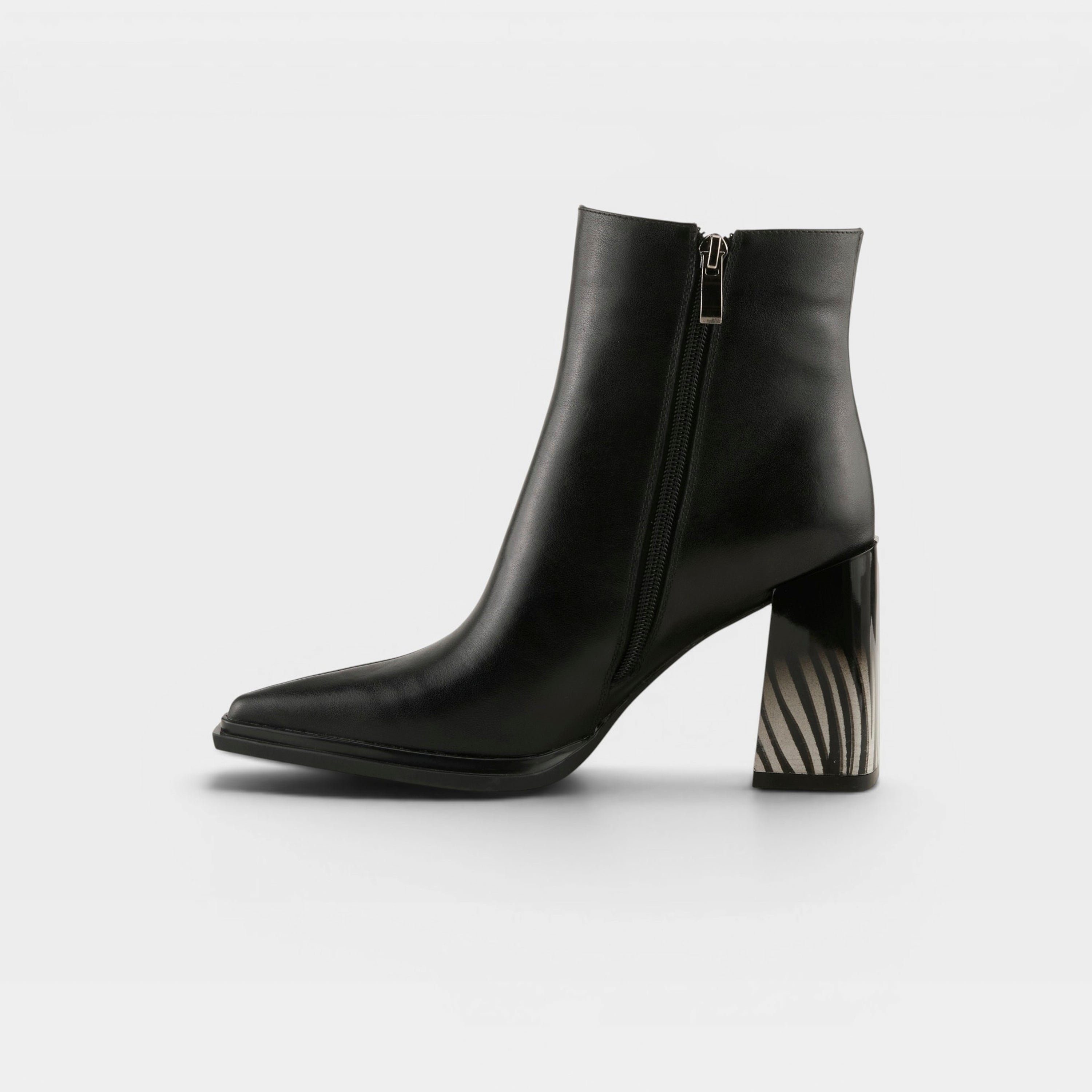Azura Wanderer Black Boot
