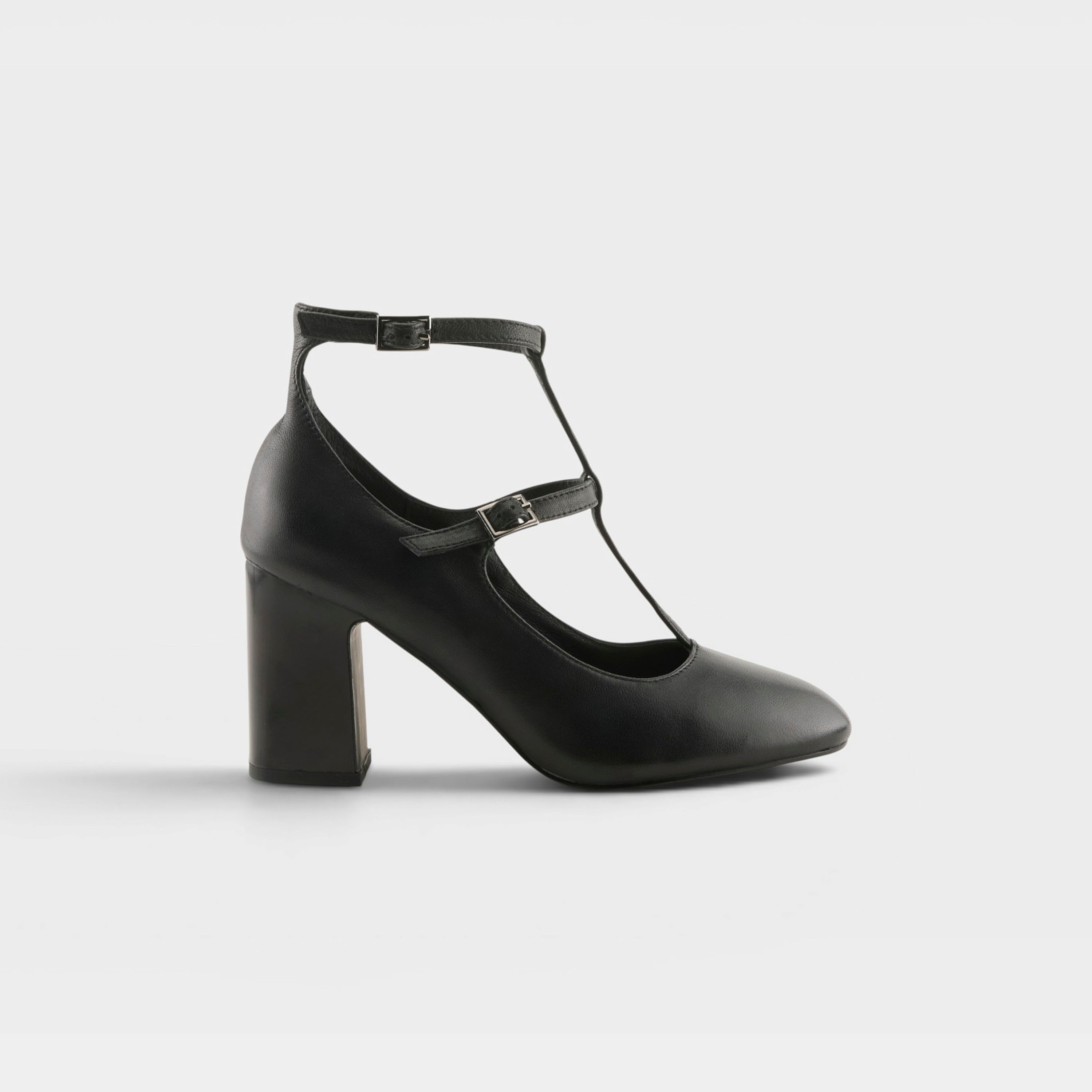 Azura Aguilera Black Shoe