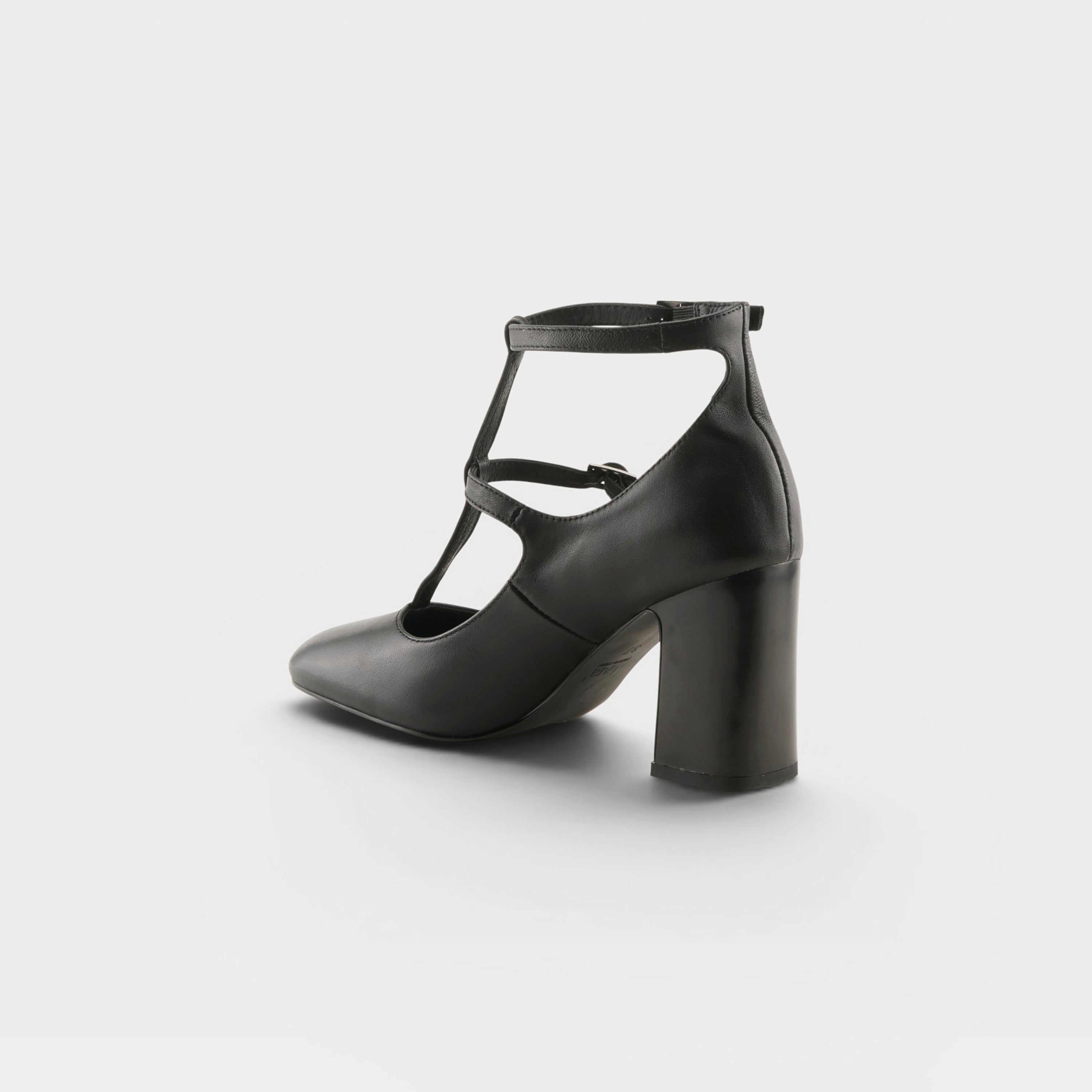 Azura Aguilera Black Shoe