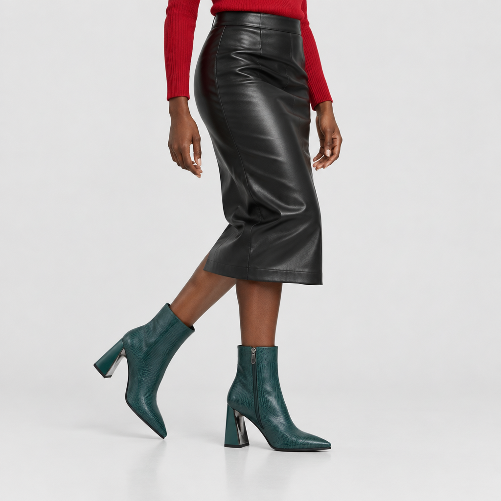 Azura ATTENTION BOOTS – on-foot lifestyle view