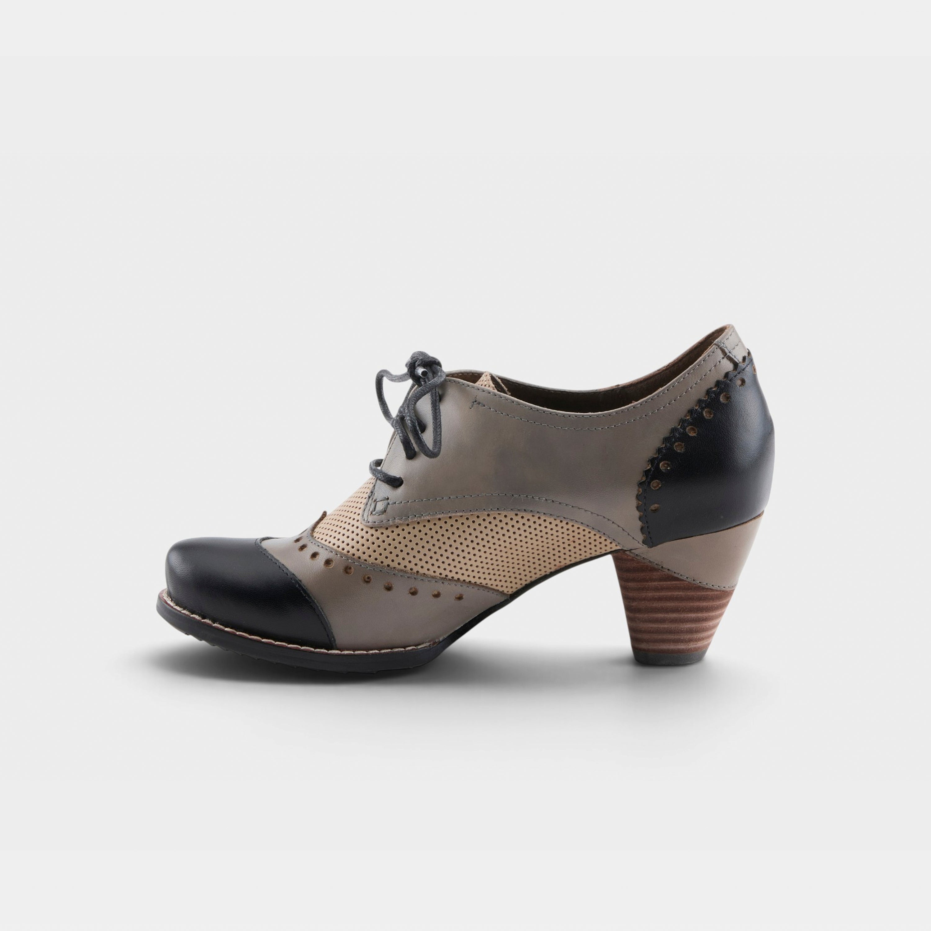 L'Artiste Bardot pumps in Black, side view