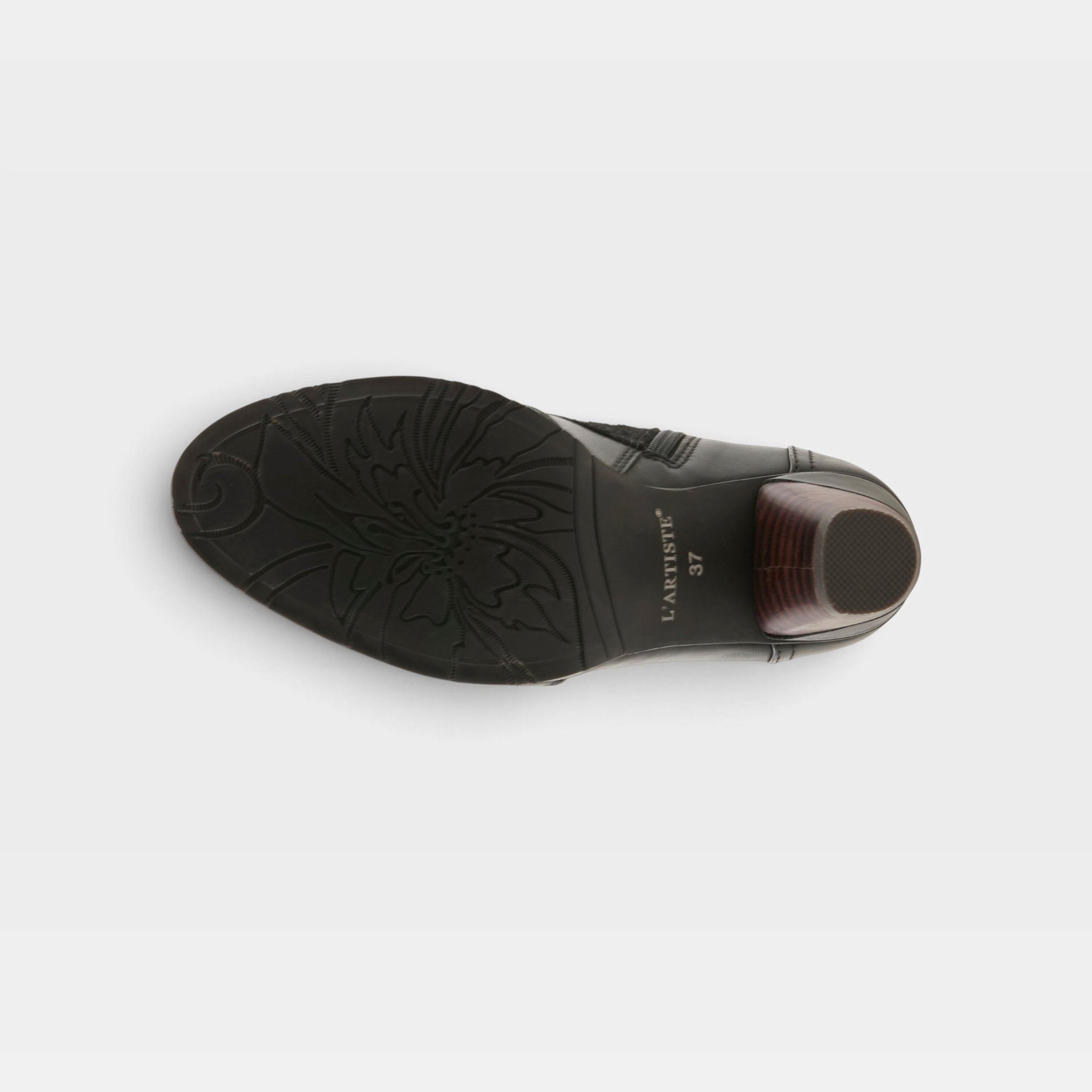 L'Artiste Belgard boots in Black, outsole view