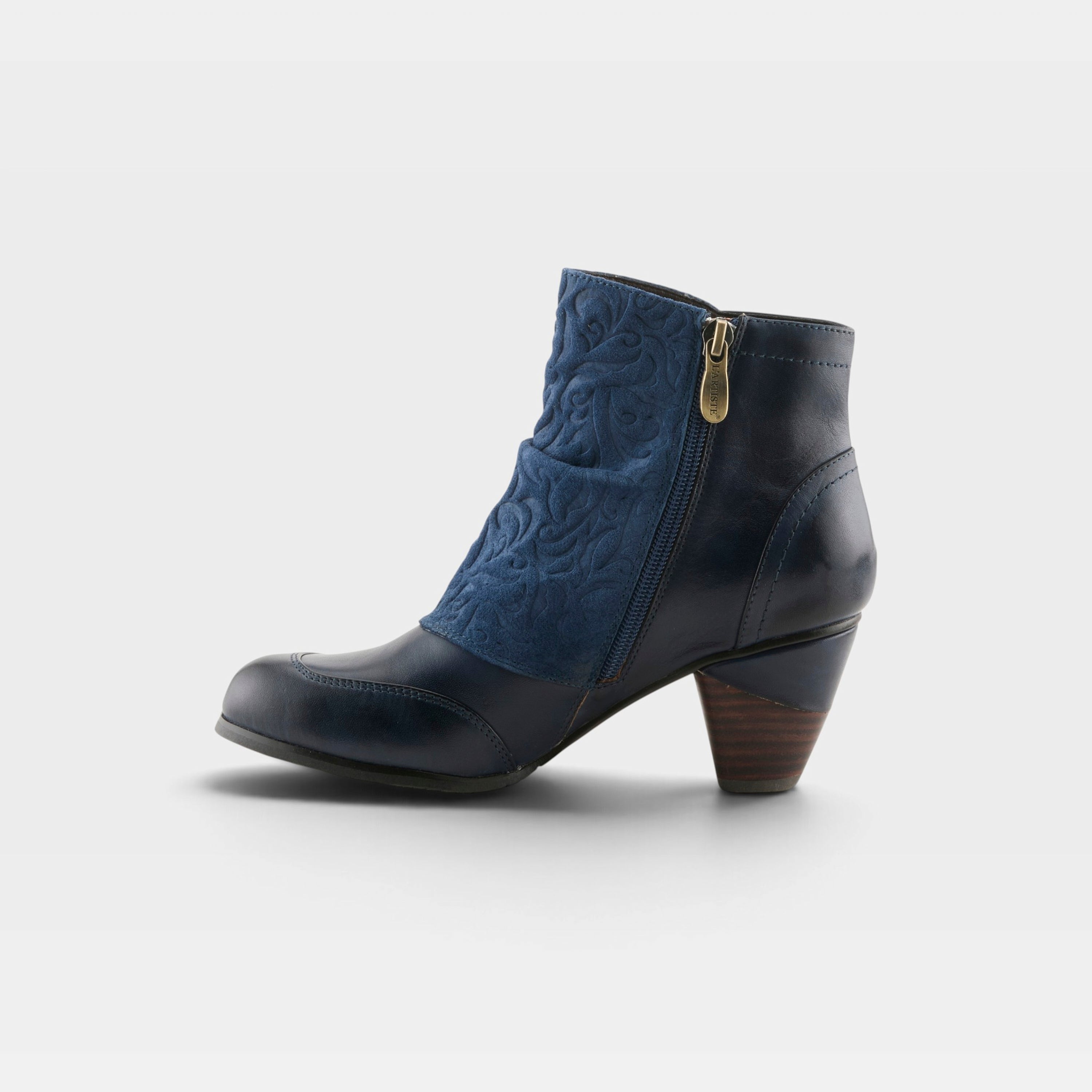 L'Artiste Belgard boots in Navy, side view