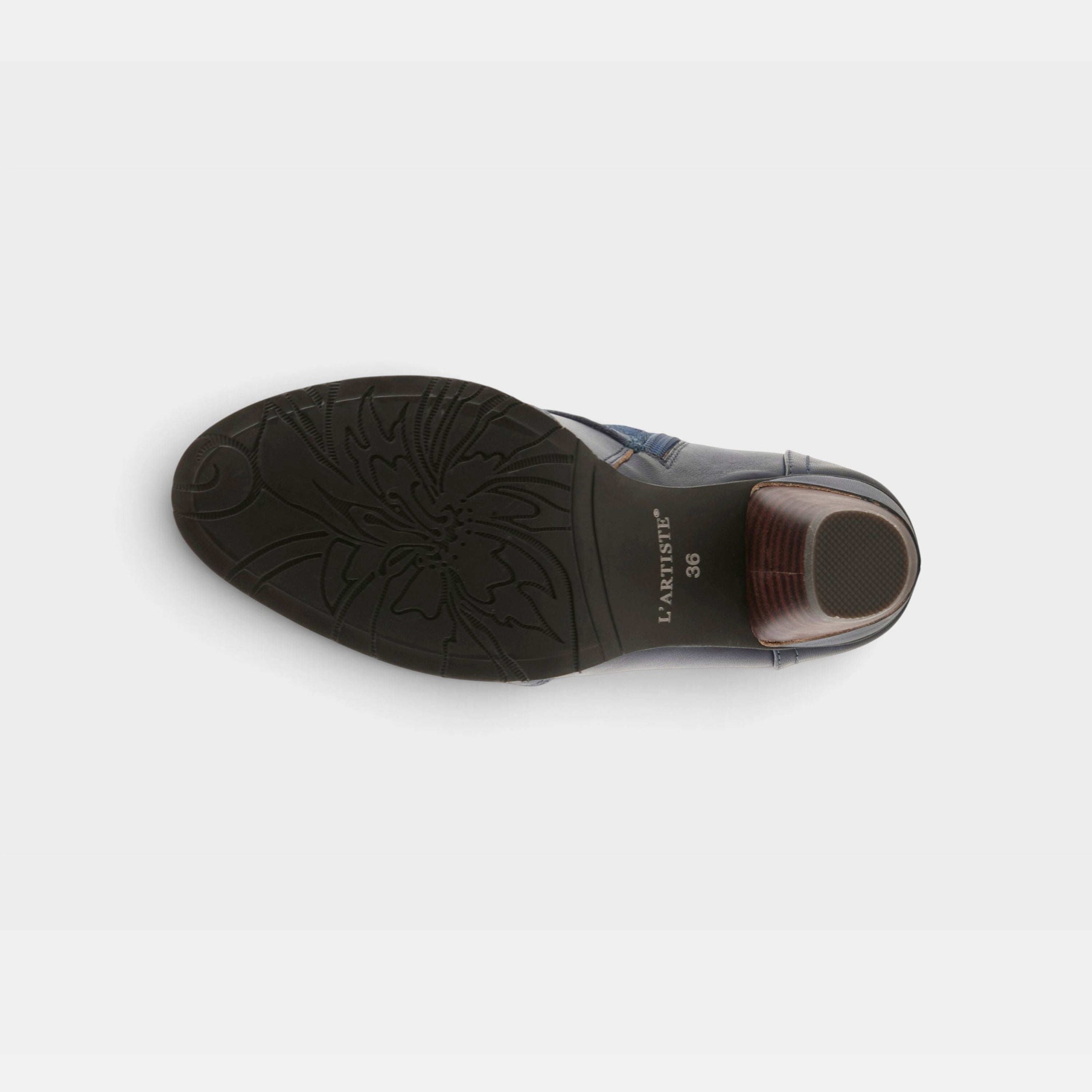 L'Artiste Belgard boots in Navy, outsole view
