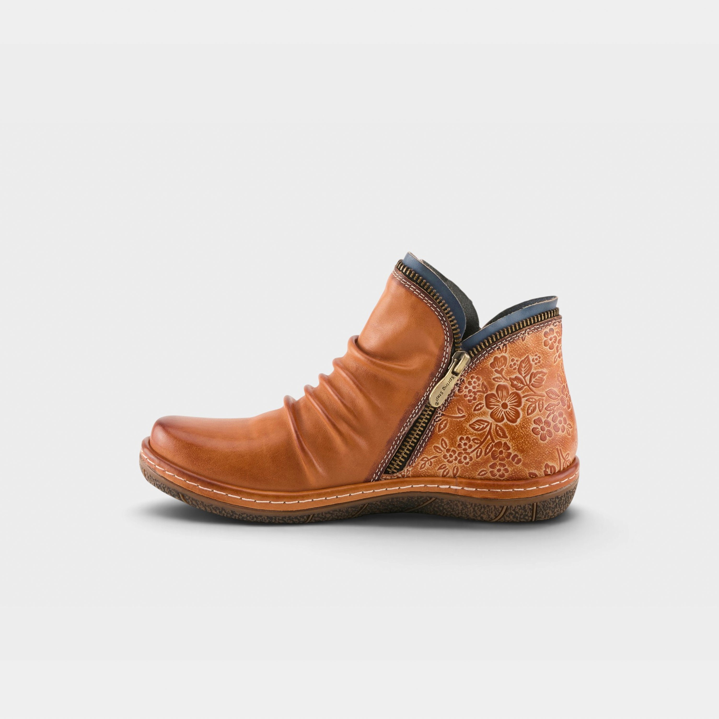 L'Artiste Chesapeake boots in Camel, side view