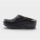 L'Artiste Chino clogs in Black, side view