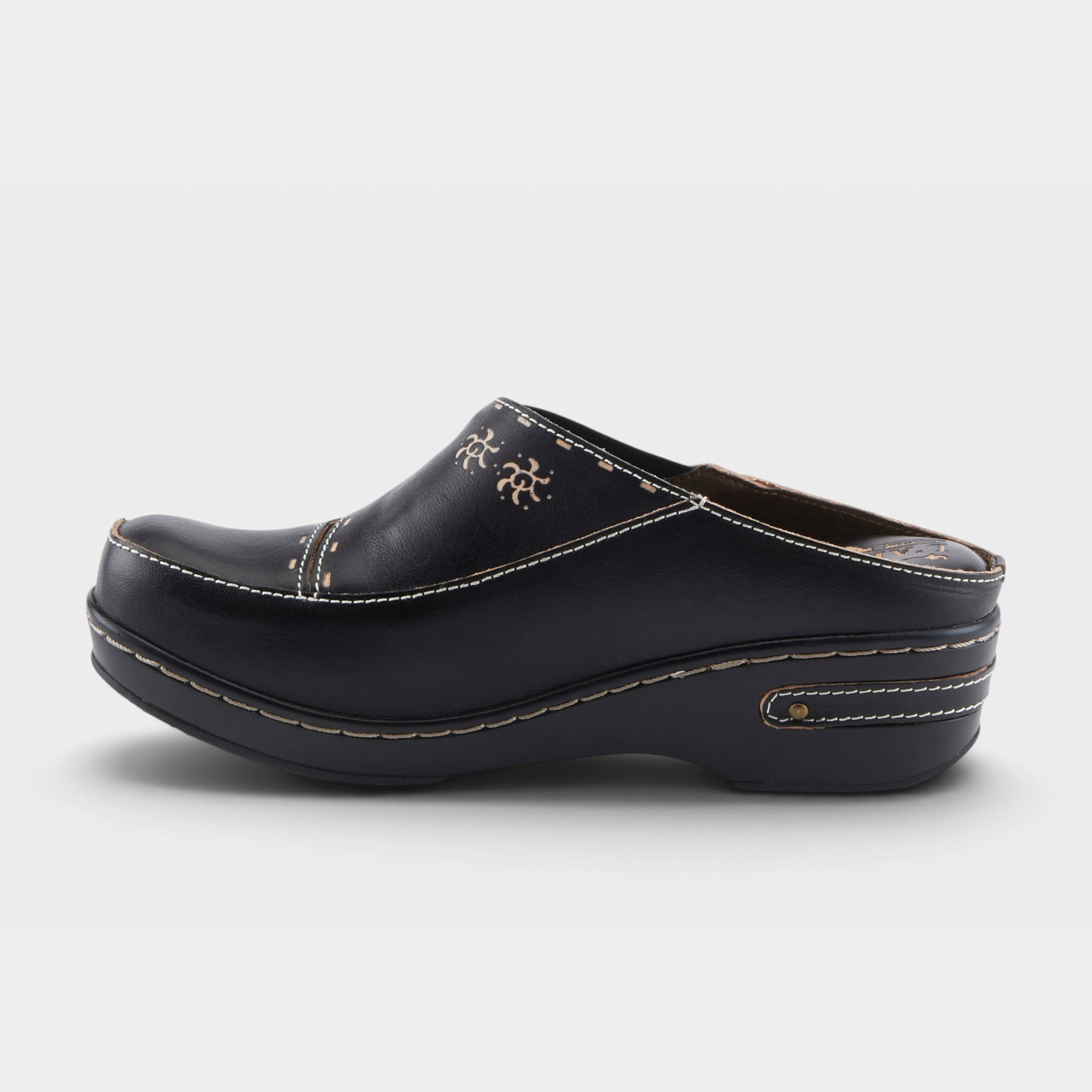 L'Artiste Chino clogs in Black, side view