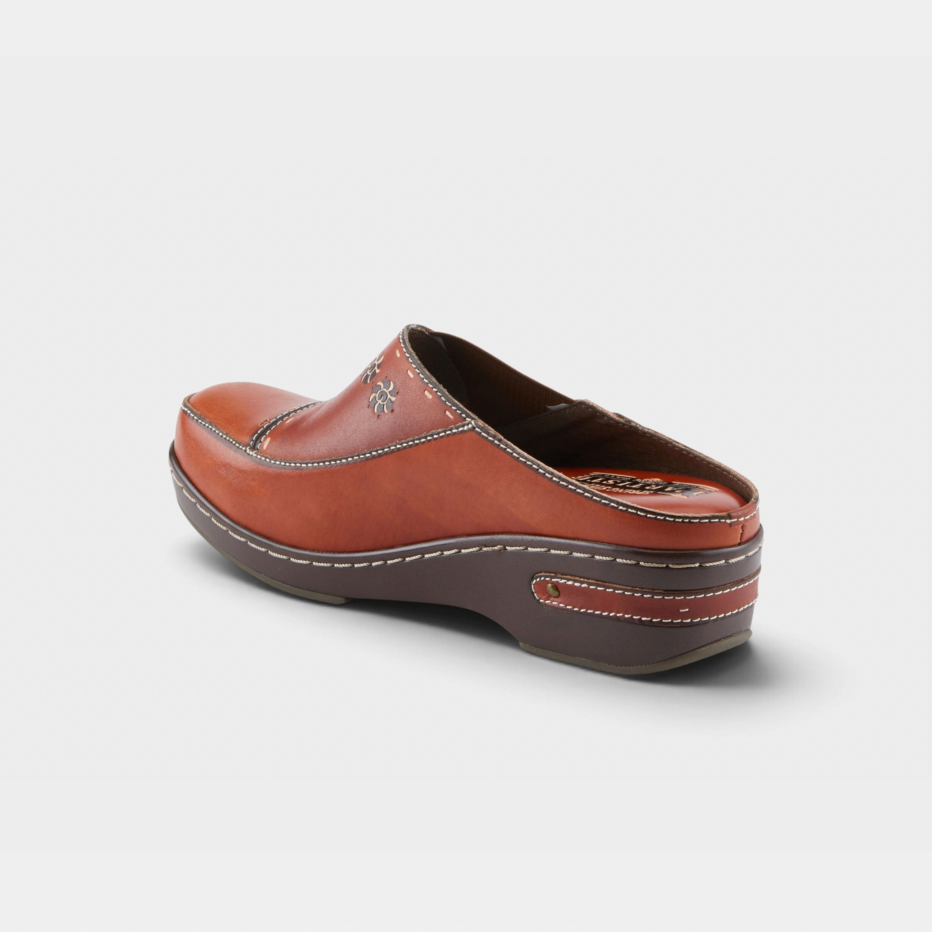 L'Artiste Chino clogs in Camel, alternate angle view
