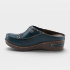 L'Artiste Chino clogs in Navy, side view