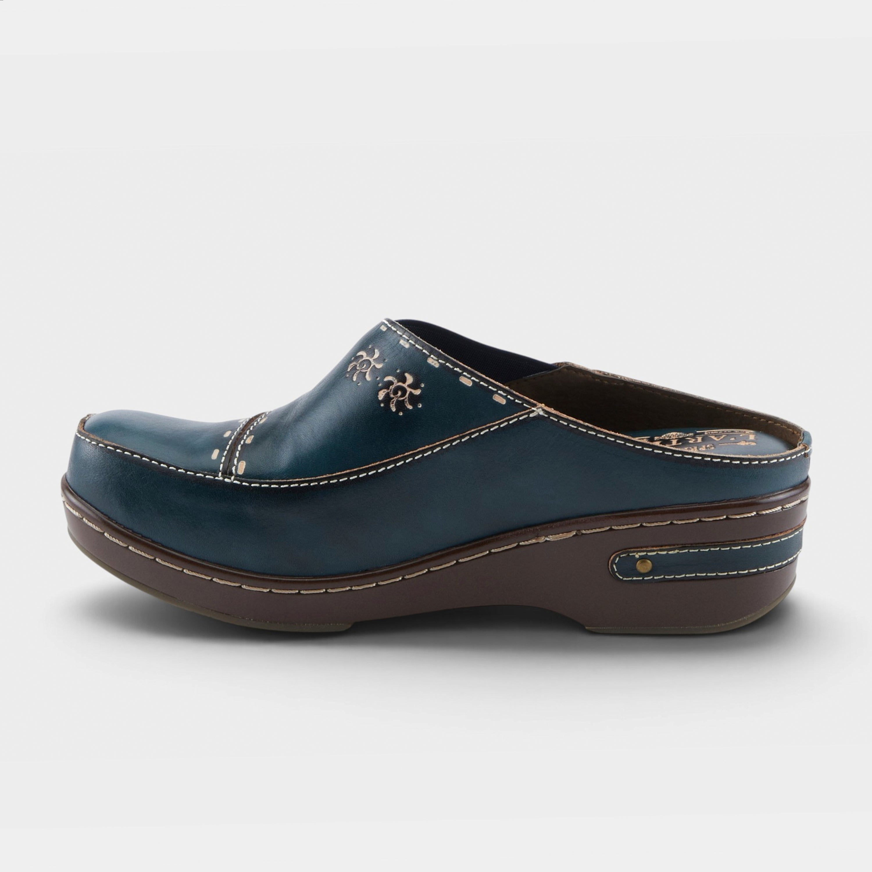 L'Artiste Chino clogs in Navy, side view