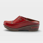 L'Artiste Chino clogs in Red, side view
