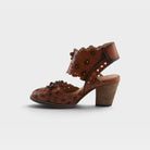 L'Artiste Distinction shooties in Camel, side view