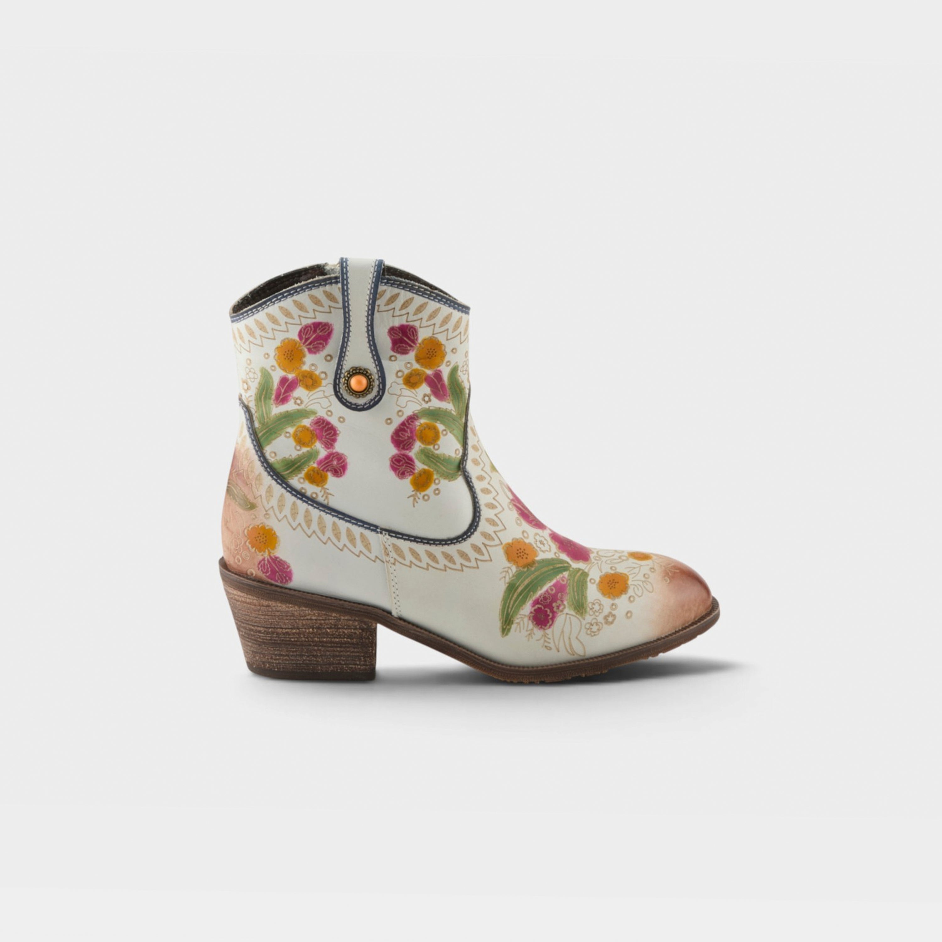 L'Artiste Galop boot in White, hero view