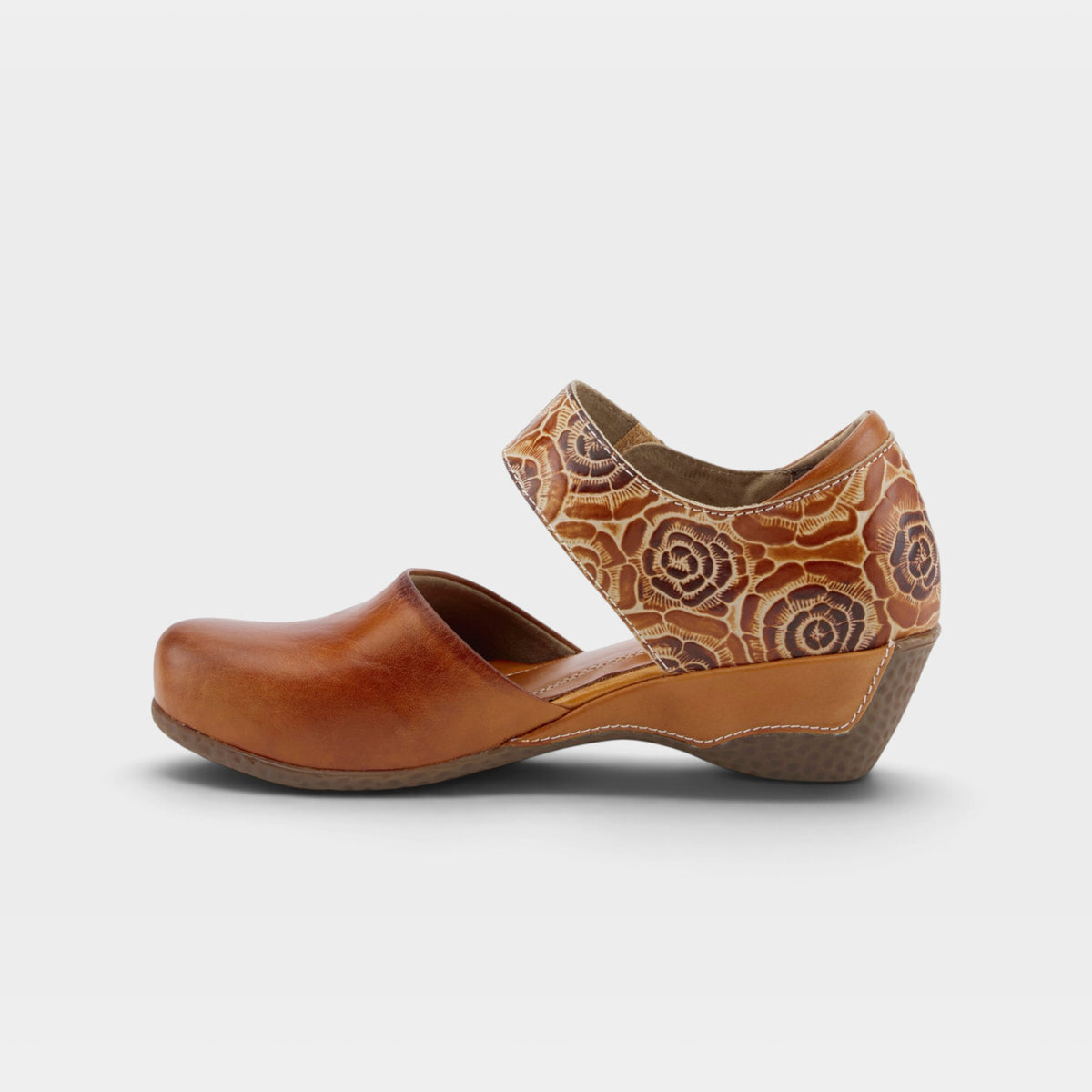 L'Artiste Gloss-Pansy shoes in Camel, side view