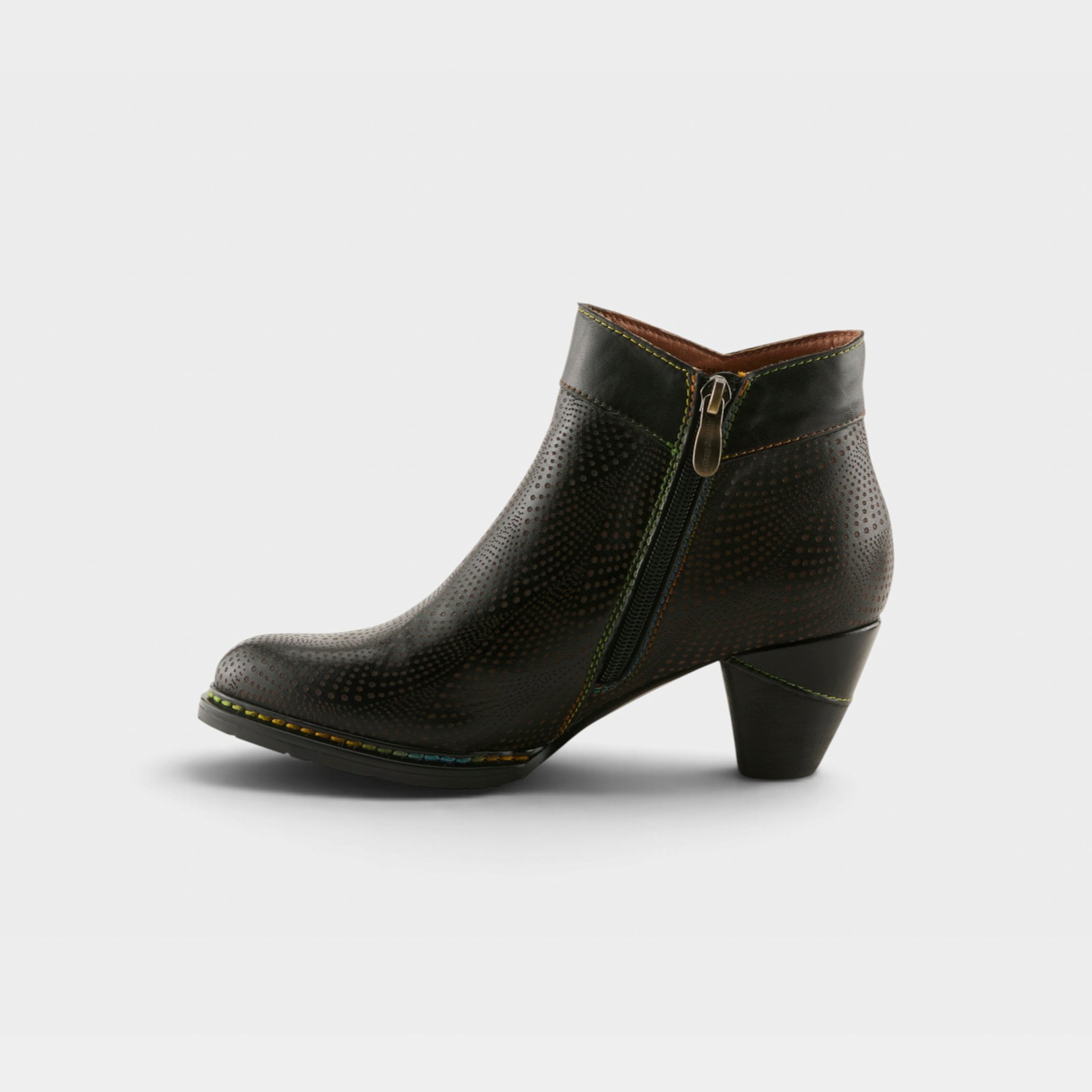 L'Artiste Guevara boots in Black, side view
