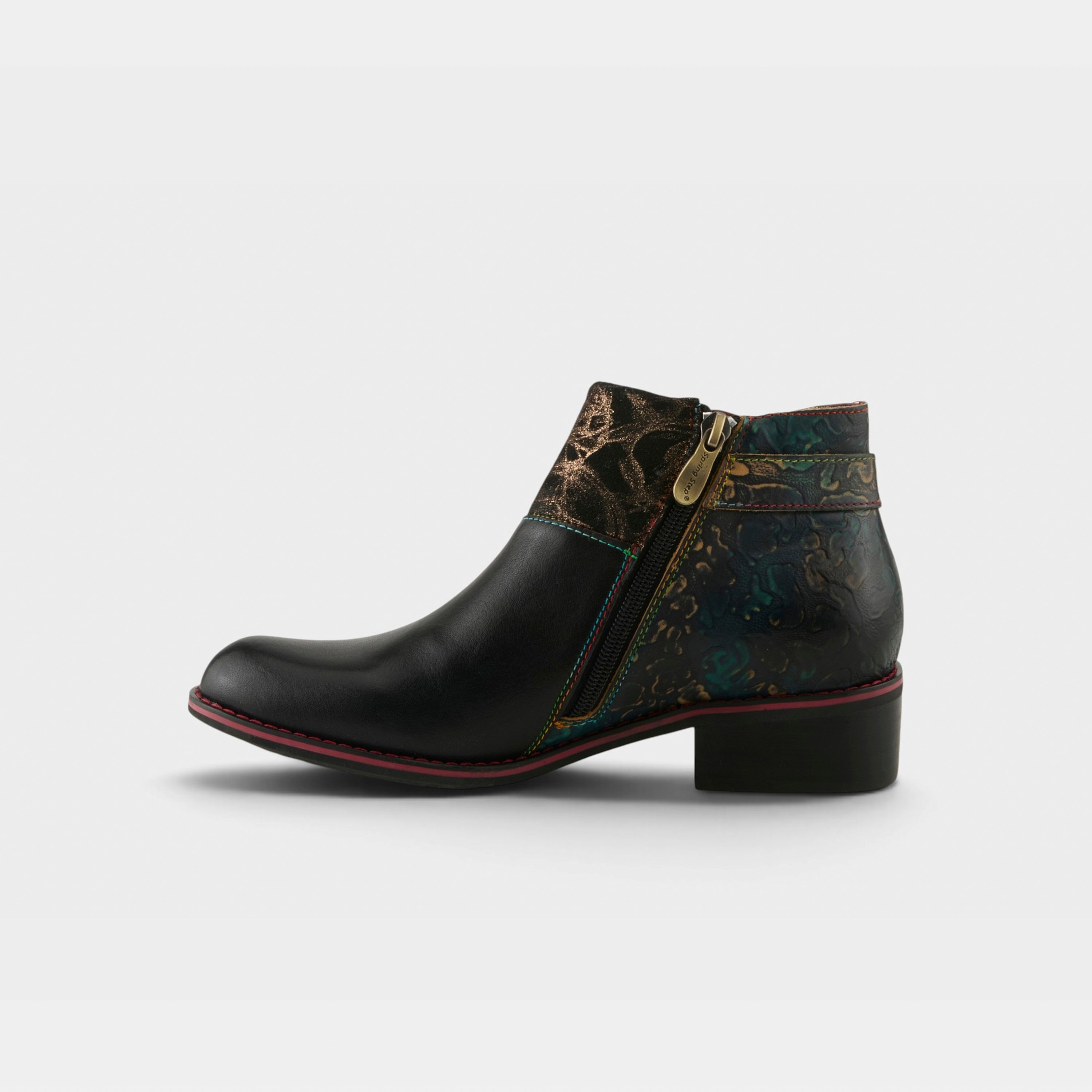 L'Artiste Tiatia boots in Black, side view