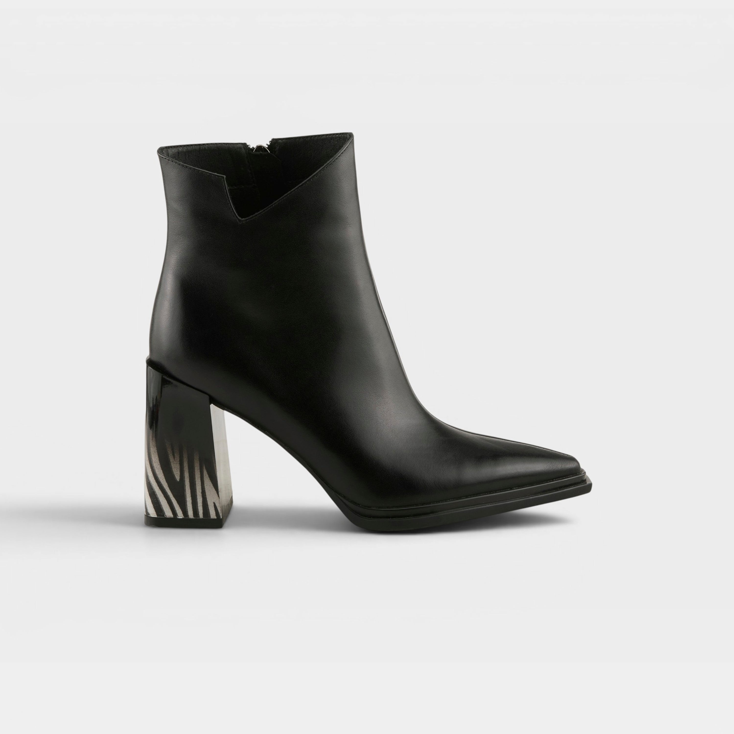 Azura Wanderer Black Boot