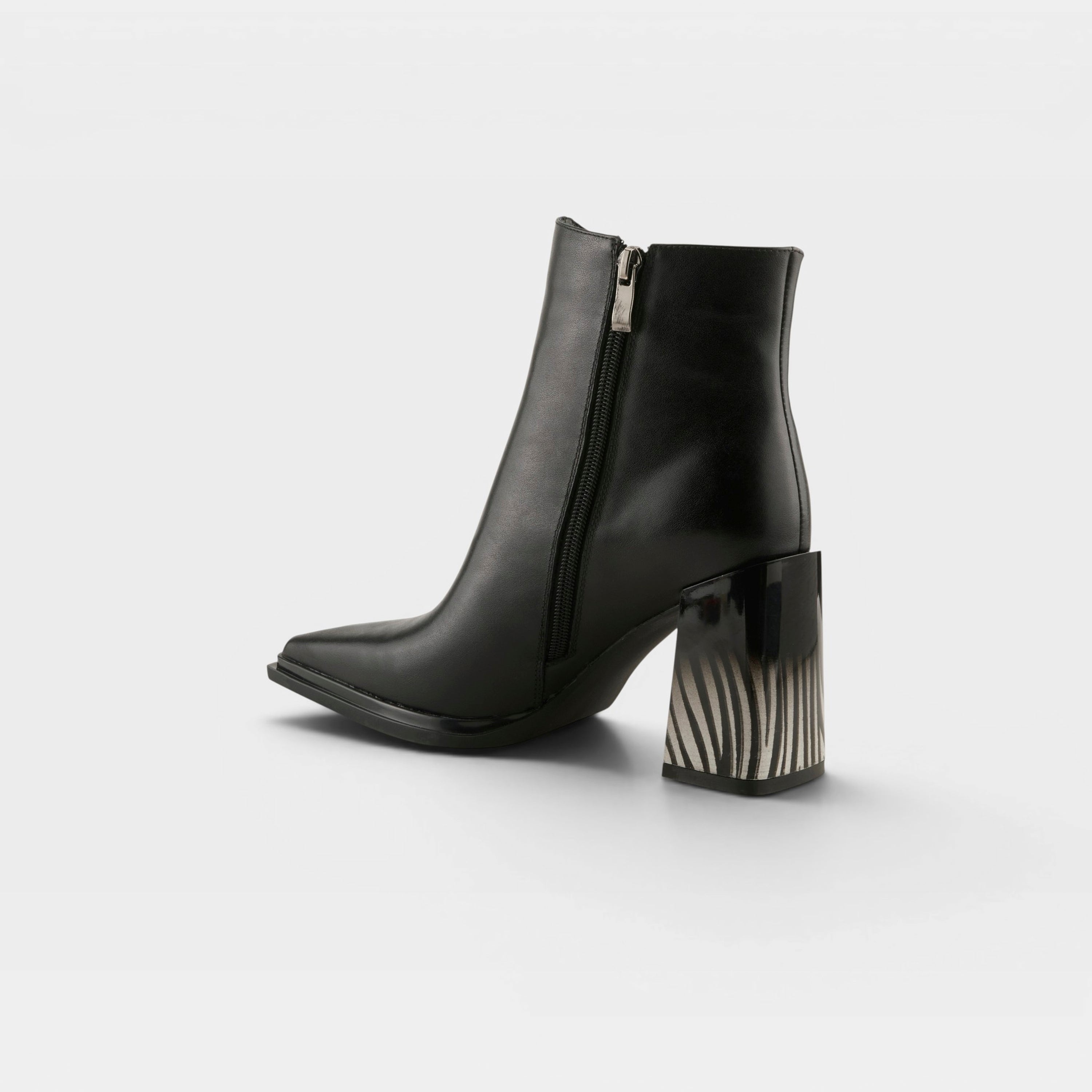 Azura Wanderer Black Boot