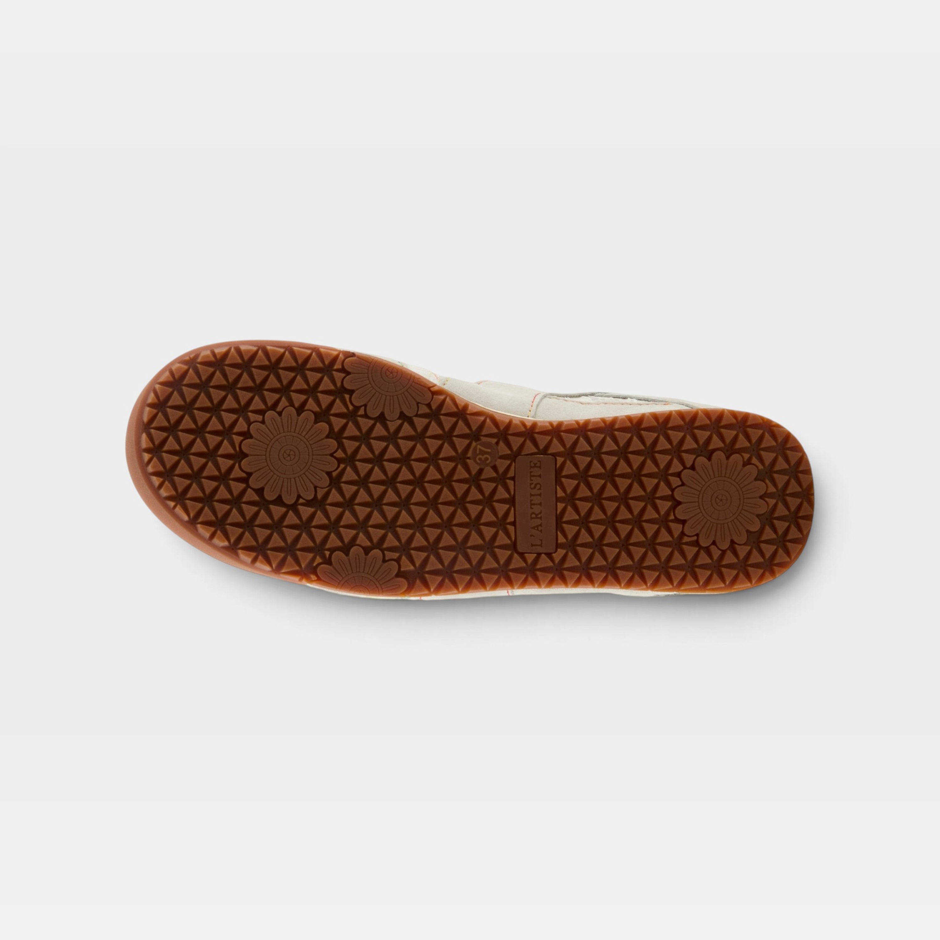 L'Artiste Wavehello sneaker in Off White, outsole view