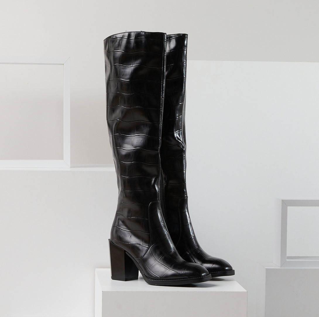 Azura Bestilmihart women's boot in brown with zipper detail and chunky sole
